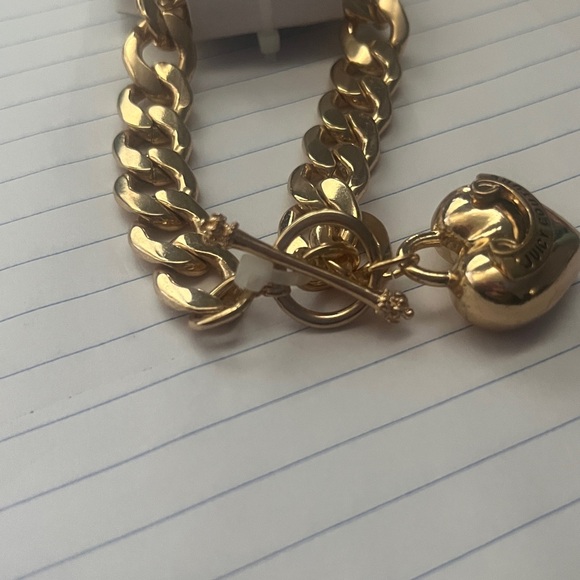 Juicy Couture X URBAN OUTFITTERS Exclusive Gold-Tone Heart Charm Toggle Bracelet - Picture 5 of 7